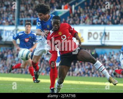 Portsmouth / Manchester United Dejan Stefanovic assume Louis Saha. PIC Pic MIKE WALKER 2004 Foto Stock