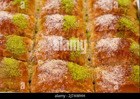 Dolce turco o arabo, baklava a base di pasta filo, ripieno di pistacchi tritati e zuccherato con sciroppo o miele, da vicino Foto Stock