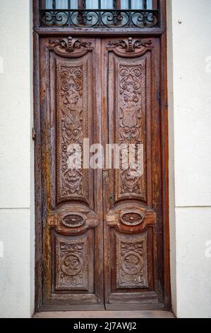 Esempio di ornamenti geometrici medievali su antiche porte di legno a Granada, Andalusia, Spagna Foto Stock