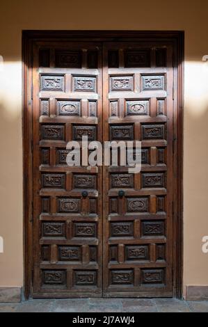 Esempio di ornamenti geometrici medievali su antiche porte di legno a Granada, Andalusia, Spagna Foto Stock