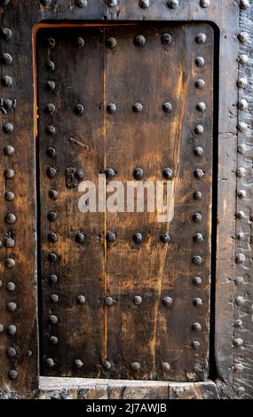 Esempio di ornamenti geometrici medievali su antiche porte di legno a Granada, Andalusia, Spagna Foto Stock