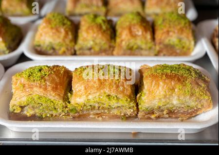 Dolce turco o arabo, baklava a base di pasta filo, ripieno di pistacchi tritati e zuccherato con sciroppo o miele, da vicino Foto Stock