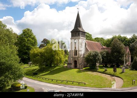 La chiesa di St Nicholas, Wickham, Meon Valley, Hampshire, risale al 1120 e si trova su un grande tumulo sacro. Foto Stock