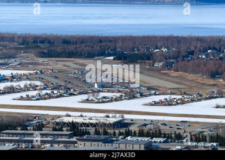 Vista aerea della base idrovolante Lake Hood e della striscia di ghiaia. La base di idrovolante più trafficata del mondo si trova su Lakes Hood e Spenard Foto Stock