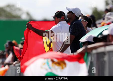 Miami, Stati Uniti. 07th maggio 2022. Circuito atmosfera - Ferrari tifosi. Gran Premio di Miami, sabato 7th maggio 2022. Autodromo Internazionale di Miami, Florida, Stati Uniti. Credit: James Moy/Alamy Live News Foto Stock