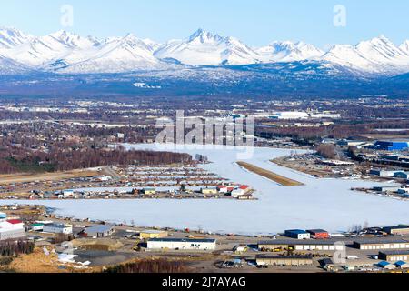 Vista aerea della base idrovolante di Lake Hood ad Anchorage. La base di idrovolante più trafficata del mondo si trova su Lakes Hood e Spenard. Base idrovolante congelata. Foto Stock