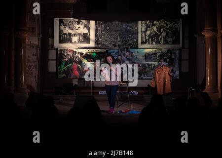 Belfast, Irlanda del Nord. 7th maggio 2022 il comico Lucy Porter ha suonato St Joseph Church, Belfast nell'ambito del Cathedral Quarter Arts Festival 2022 Credit: Bonzo/Alamy Live News Foto Stock