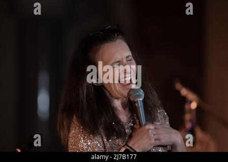 Belfast, Irlanda del Nord. 7th maggio 2022 il comico Lucy Porter ha suonato St Joseph Church, Belfast nell'ambito del Cathedral Quarter Arts Festival 2022 Credit: Bonzo/Alamy Live News Foto Stock