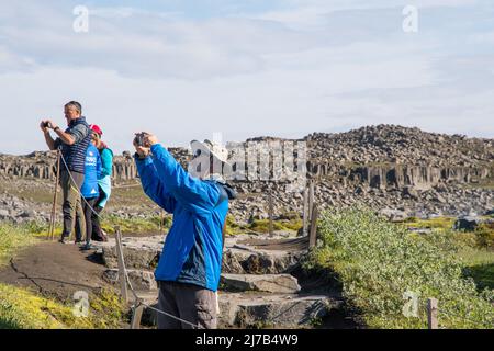 Dettiff Islanda - Luglio 15. 2021: Turisti che scattano foto della cascata Detifoss nel nord dell'Islanda Foto Stock
