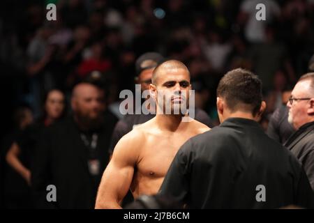 PHOENIX, AZ - MAGGIO 7: André Fialho si prepara a combattere Cameron VanCamp nel loro bout Welterweight durante l'evento UFC 274 al Footprint Center il 7 maggio 2022 a Phoenix, Arizona, Stati Uniti. (Foto di Louis Grasse/PxImages) Foto Stock