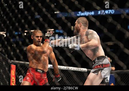 PHOENIX, AZ - 7 MAGGIO: (L-R) André Fialho batte Cameron VanCamp nel loro incontro pesi Welterweight durante l'evento UFC 274 al Footprint Center il 7 maggio 2022 a Phoenix, Arizona, Stati Uniti. (Foto di Louis Grasse/PxImages) Foto Stock