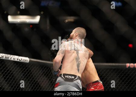 PHOENIX, AZ - MAGGIO 7: (L-R) André Fialho punch Cameron VanCamp nel loro bout Welterweight durante l'evento UFC 274 al Footprint Center il 7 maggio 2022 a Phoenix, Arizona, Stati Uniti. (Foto di Louis Grasse/PxImages) Foto Stock