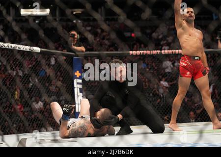 PHOENIX, AZ - MAGGIO 7: (L-R) André Fialho knockout Cameron VanCamp nel loro bout Welterweight durante l'evento UFC 274 al Footprint Center il 7 maggio 2022 a Phoenix, Arizona, Stati Uniti. (Foto di Louis Grasse/PxImages) Foto Stock