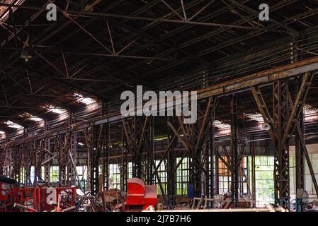 Un'officina di produzione di automobili con struttura di telaio in acciaio abbandonata Foto Stock