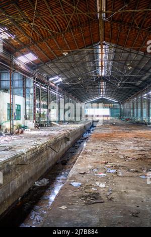 Un'officina di produzione di automobili con struttura di telaio in acciaio abbandonata Foto Stock