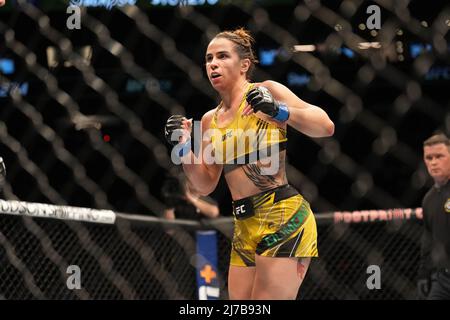 Phoenix, Arizona, Stati Uniti. 07th maggio 2022. PHOENIX, AZ - MAGGIO 7: Norma Dumont durante l'evento UFC 274 al Footprint Center il 7 maggio 2022 a Phoenix, Arizona, Stati Uniti. (Foto di Louis Grasse/PxImages) Credit: PX Images/Alamy Live News Foto Stock