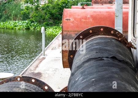 Immagazzinato vecchio cilindro dell'acqua e tubi di dragaggio su una nave vicino con spazio di copia Foto Stock