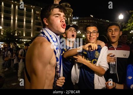 Gli appassionati di Futebol Clube do Porto hanno gridato gli slogan che celebrano la vittoria del titolo campione nazionale 30th ad Avenida dos Aliados a Porto. Foto Stock