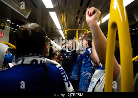 Gli appassionati di Futebol Clube do Porto hanno gridato gli slogan che celebrano la vittoria del titolo campione nazionale 30th ad Avenida dos Aliados a Porto. Foto Stock