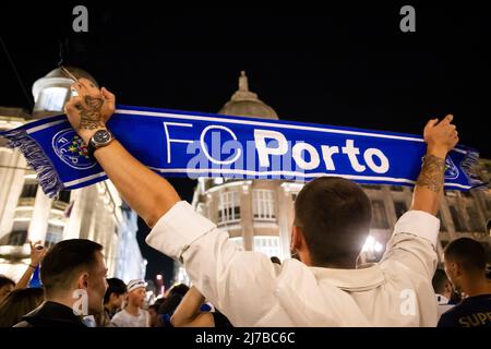 Gli appassionati di Futebol Clube do Porto celebrano la vittoria del campione nazionale 30th in Avenida dos Aliados, i n Porto, Portogallo. (Foto di Rita Franca / SOPA Images/Sipa USA) Foto Stock