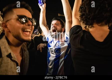 Gli appassionati di Futebol Clube do Porto hanno gridato gli slogan che celebrano la vittoria del titolo campione nazionale 30th ad Avenida dos Aliados a Porto. (Foto di Rita Franca / SOPA Images/Sipa USA) Foto Stock
