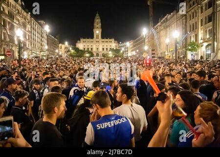 Gli appassionati di Futebol Clube do Porto hanno gridato gli slogan che celebrano la vittoria del titolo campione nazionale 30th ad Avenida dos Aliados a Porto. (Foto di Rita Franca / SOPA Images/Sipa USA) Foto Stock