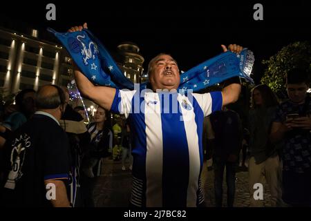 Un fan di Futebol Clube do Porto celebra la vittoria del campione nazionale 30th in Avenida dos Aliados a Porto. (Foto di Rita Franca / SOPA Images/Sipa USA) Foto Stock