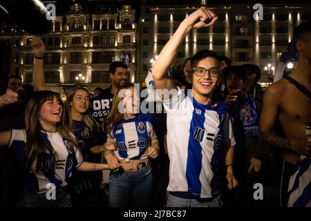 Gli appassionati di Futebol Clube do Porto hanno gridato gli slogan che celebrano la vittoria del titolo campione nazionale 30th ad Avenida dos Aliados a Porto. (Foto di Rita Franca / SOPA Images/Sipa USA) Foto Stock