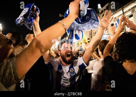Gli appassionati di Futebol Clube do Porto hanno gridato gli slogan che celebrano la vittoria del titolo campione nazionale 30th ad Avenida dos Aliados a Porto. (Foto di Rita Franca / SOPA Images/Sipa USA) Foto Stock