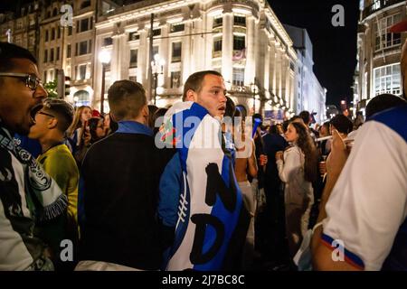Gli appassionati di Futebol Clube do Porto hanno gridato gli slogan che celebrano la vittoria del titolo campione nazionale 30th ad Avenida dos Aliados a Porto. (Foto di Rita Franca / SOPA Images/Sipa USA) Foto Stock