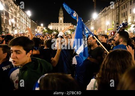 Gli appassionati di Futebol Clube do Porto hanno gridato gli slogan che celebrano la vittoria del titolo campione nazionale 30th ad Avenida dos Aliados a Porto. (Foto di Rita Franca / SOPA Images/Sipa USA) Foto Stock