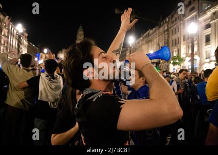 Gli appassionati di Futebol Clube do Porto celebrano la vittoria del campione nazionale 30th in Avenida dos Aliados, i n Porto, Portogallo. (Foto di Rita Franca / SOPA Images/Sipa USA) Foto Stock