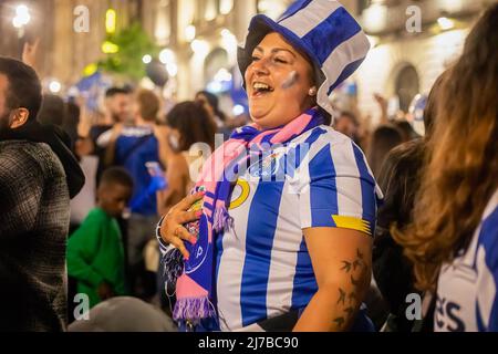 Un fan di Futebol Clube do Porto celebra la vittoria del campione nazionale 30th ad Avenida dos Aliados a Porto, Portogallo. (Foto di Rita Franca / SOPA Images/Sipa USA) Foto Stock