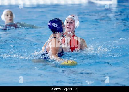 Domitilla Picozzi (SIS Roma) vs Claudia Marletta (Ekipe Orizzonte) durante la Semifinale - SIS Roma vs Ekipe Orizzonte, Waterpolo Italian Serie A1 Women in Roma, Italy, May 07 2022 Foto Stock