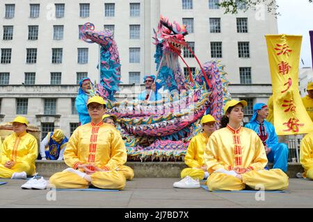 Londra, Regno Unito, 7th maggio 2022. I membri di Falun Gong hanno organizzato una processione nel centro di Londra per celebrare il 30th° anniversario della fondazione del movimento spirituale e per protestare contro l'incarcerazione e la persecuzione dei suoi membri in Cina. Il movimento iniziato da li Hongzi nel 1992, segue le pratiche tradizionali di qigong e meditazione. Si stima che abbia 70 milioni di membri nel momento in cui è stato vietato dal governo cinese per aver posto una minaccia alla stabilità del paese. Credit: Undicesima ora Fotografia/Alamy Live News Foto Stock