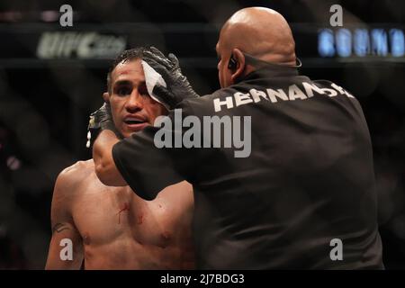 Phoenix, Arizona, Stati Uniti. 07th maggio 2022. PHOENIX, AZ - MAGGIO 7: Tony Ferguson durante l'evento UFC 274 al Footprint Center il 7 maggio 2022 a Phoenix, Arizona, Stati Uniti. (Foto di Louis Grasse/PxImages) Credit: PX Images/Alamy Live News Foto Stock