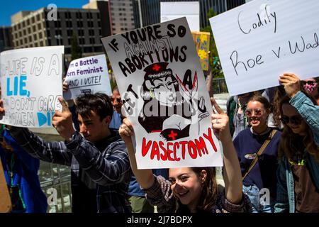 I manifestanti tengono in mano i cartelli durante una marcia a favore della scelta. I manifestanti si sono riuniti per esprimere la loro rabbia per i documenti della Corte Suprema trapelati. (Foto di Ty ONeil / SOPA Images/Sipa USA) Foto Stock