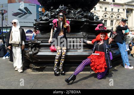Londra, UK, 7 maggio 2022 Pierre Garroudi moda flash mob a Piccadilly Circus sulla statua di Eros. West End occupato nel fine settimana di sole. Credit: JOHNNY ARMSTEAD/Alamy Live News Foto Stock