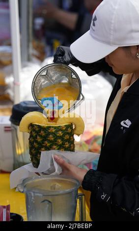 St. Louis, Stati Uniti. 08th maggio 2022. Una Pina Colada viene versata in un ananas alla celebrazione del Cinco de Mayo a St. Louis sabato 7 maggio 2022. Foto di Bill Greenblatt/UPI Credit: UPI/Alamy Live News Foto Stock