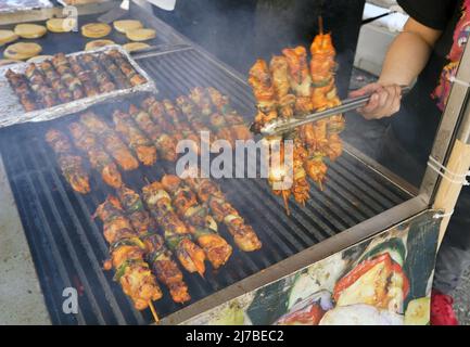 St. Louis, Stati Uniti. 08th maggio 2022. Gli spiedini su una griglia nell'area alimentare vengono ribaltati prima della vendita, alla celebrazione del Cinco de Mayo a St. Louis sabato 7 maggio 2022. Foto di Bill Greenblatt/UPI Credit: UPI/Alamy Live News Foto Stock