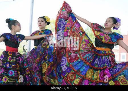 St. Louis, Stati Uniti. 08th maggio 2022. I ballerini eseguono balli tradizionali in costumi colorati alla celebrazione del Cinco de Mayo a St. Louis sabato 7 maggio 2022. Foto di Bill Greenblatt/UPI Credit: UPI/Alamy Live News Foto Stock