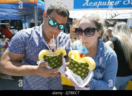 St. Louis, Stati Uniti. 08th maggio 2022. Adam e Ashlee Bell di Springfield, Missouri assaggiano i loro Pina Coladas serviti in ananas appena acquistati alla celebrazione del Cinco de Mayo a St. Louis sabato 7 maggio 2022. Foto di Bill Greenblatt/UPI Credit: UPI/Alamy Live News Foto Stock