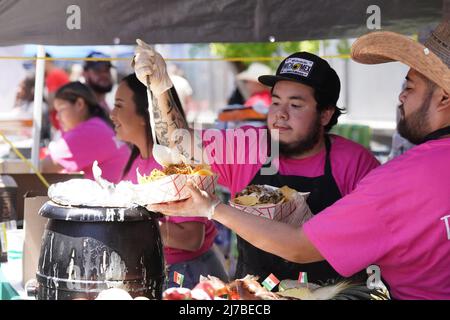 St. Louis, Stati Uniti. 08th maggio 2022. Le salse sono applicate al cibo in una delle tante stazioni di cibo alla celebrazione del Cinco de Mayo a St. Louis sabato 7 maggio 2022. Foto di Bill Greenblatt/UPI Credit: UPI/Alamy Live News Foto Stock