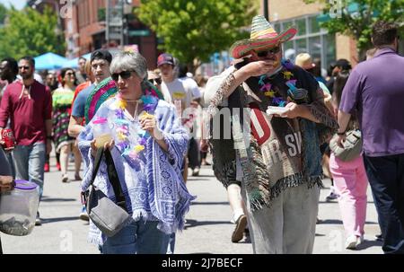 St. Louis, Stati Uniti. 08th maggio 2022. I turisti in costume camminano per la strada alla celebrazione del Cinco de Mayo a St. Louis sabato 7 maggio 2022. Foto di Bill Greenblatt/UPI Credit: UPI/Alamy Live News Foto Stock