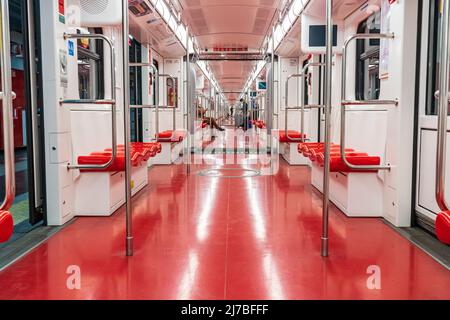 Non dovete mai chiedervi a quale linea della metropolitana siete. Metropolitana di Milano M1. Rosso. Foto Stock