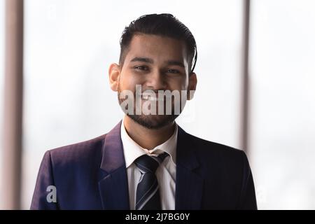 Felice giovane uomo d'affari indiano in abito formale testa ritratto girato Foto Stock