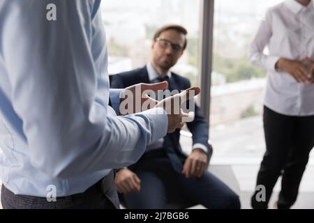 Mani di uomo d'affari che parlano con il team, condividendo idee creative Foto Stock