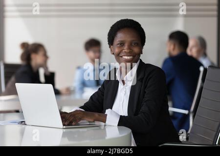 Felice giovane afroamericana businesswoman corporate testa ritratto girato Foto Stock