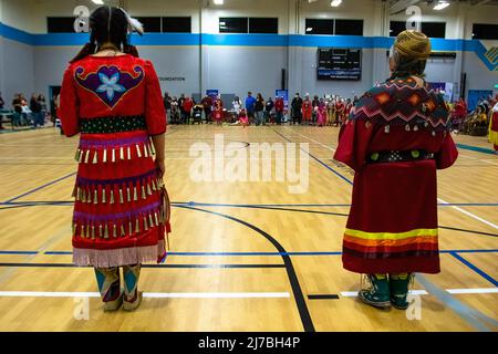 Gli artisti allineano l'area da ballo a Red Dress Powwow. Il 1st annuale Red Dress Powwow è stato tenuto per portare consapevolezza alla scomparsa e assassinato le donne indigene, ragazze e due-Spirit persone. Foto Stock