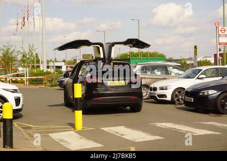 Tesla Model X parcheggiata nel parcheggio del Brent Cross Shopping Centre, Londra, Regno Unito Foto Stock